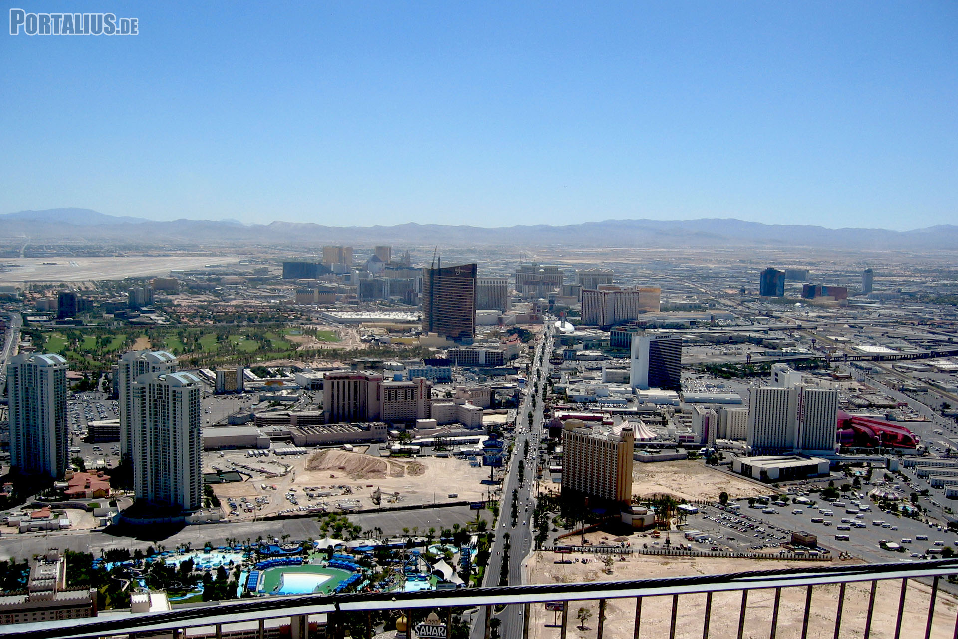 Las_Vegas_-_Statosphere_Tower_View_2