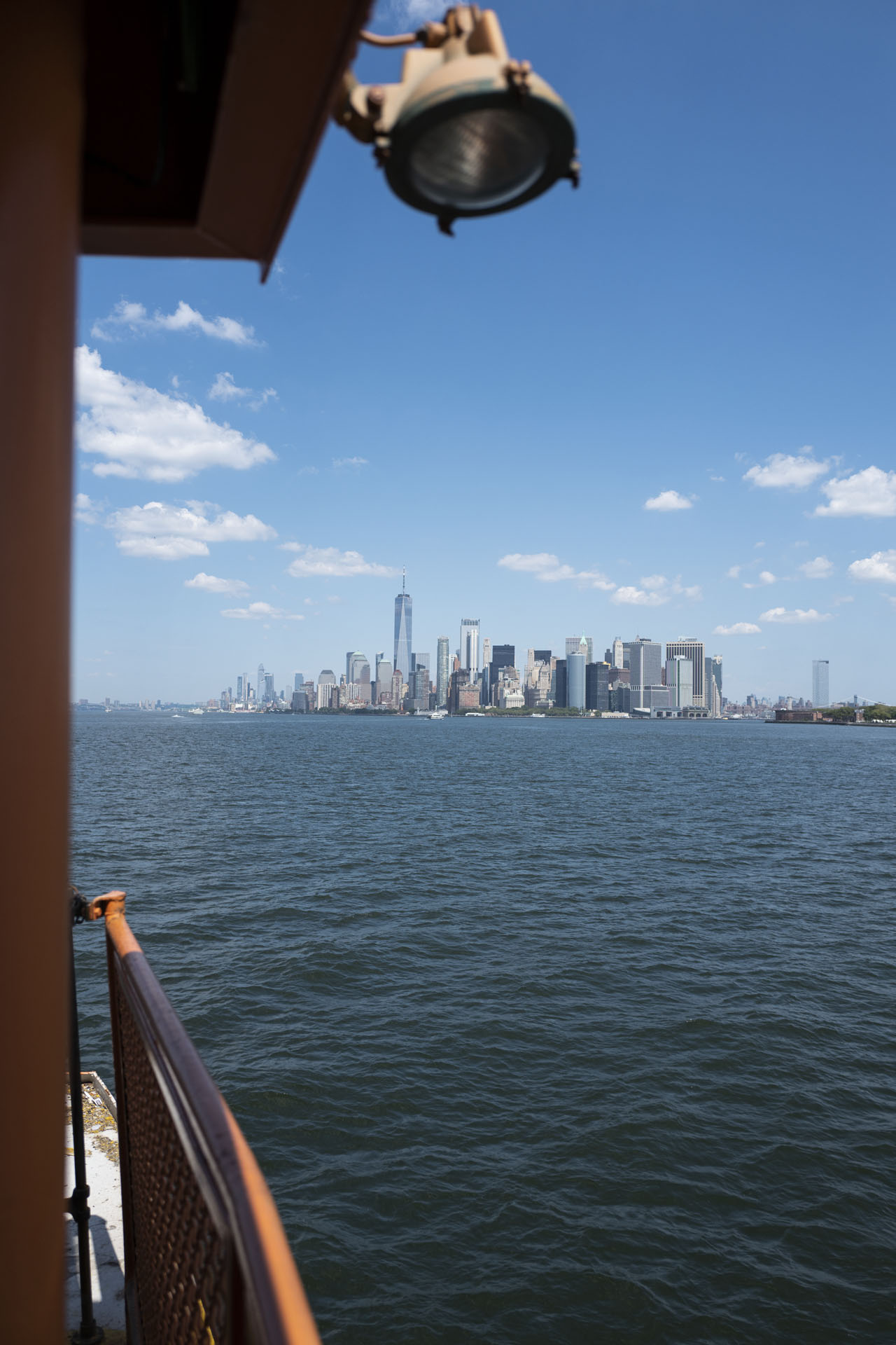 Blick auf die Skyline Manhattans von der Staten Island Ferry