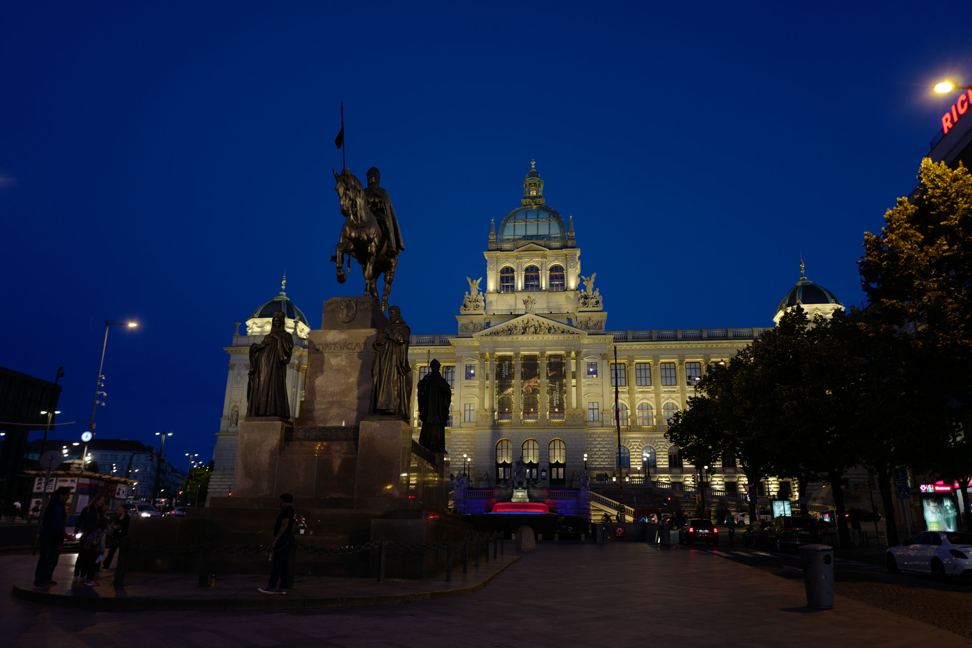 Das Nationalmuseum in Prag bei Nacht