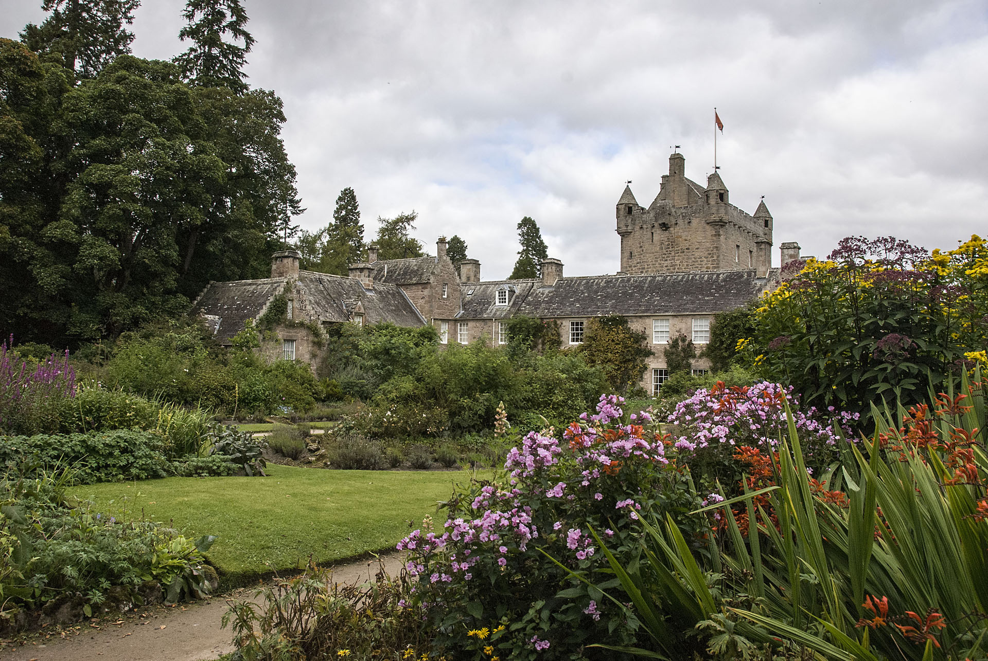 garden-of-cawdor-castle